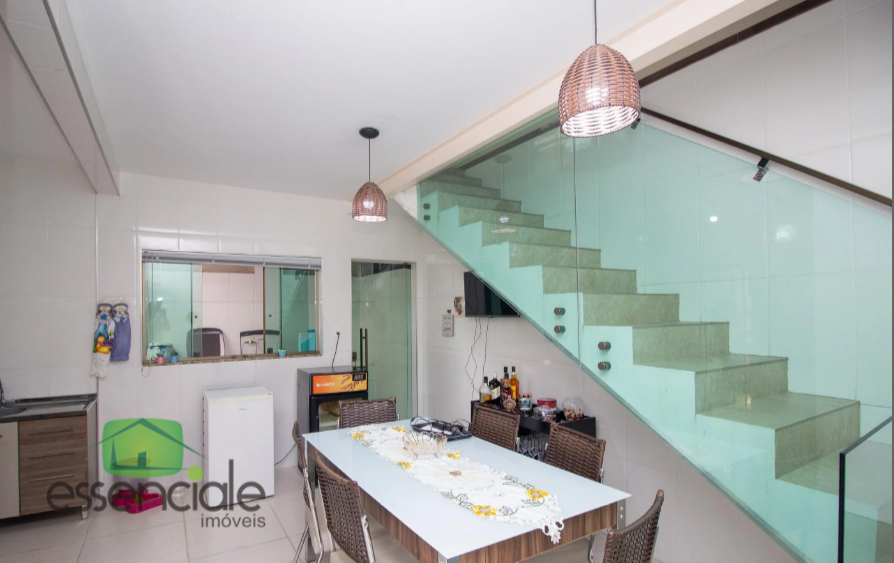 Casa com 138m² e 4 quartos no bairro Alvorada à venda por R$690.000