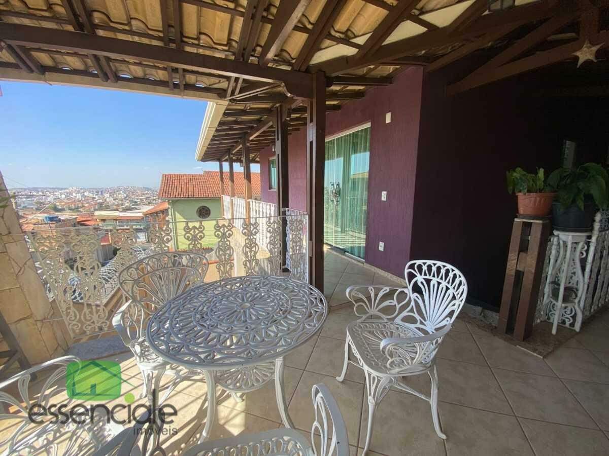 Casa de 336m² com 4 quartos sendo 1 suíte no bairro Bandeirantes à venda por R$ 960.000