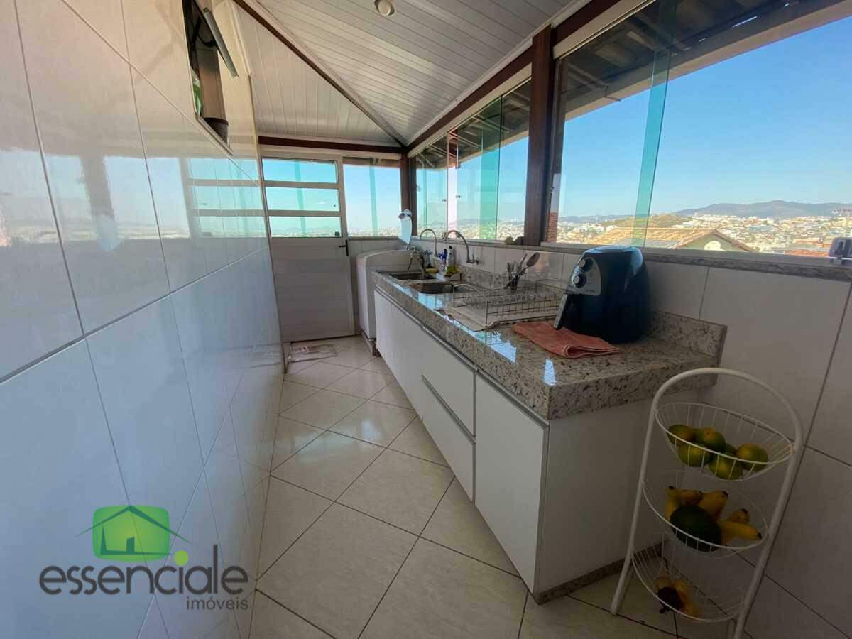 Casa de 336m² com 4 quartos sendo 1 suíte no bairro Bandeirantes à venda por R$ 960.000