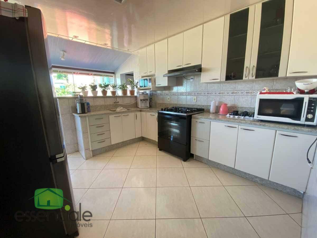 Casa de 336m² com 4 quartos sendo 1 suíte no bairro Bandeirantes à venda por R$ 960.000