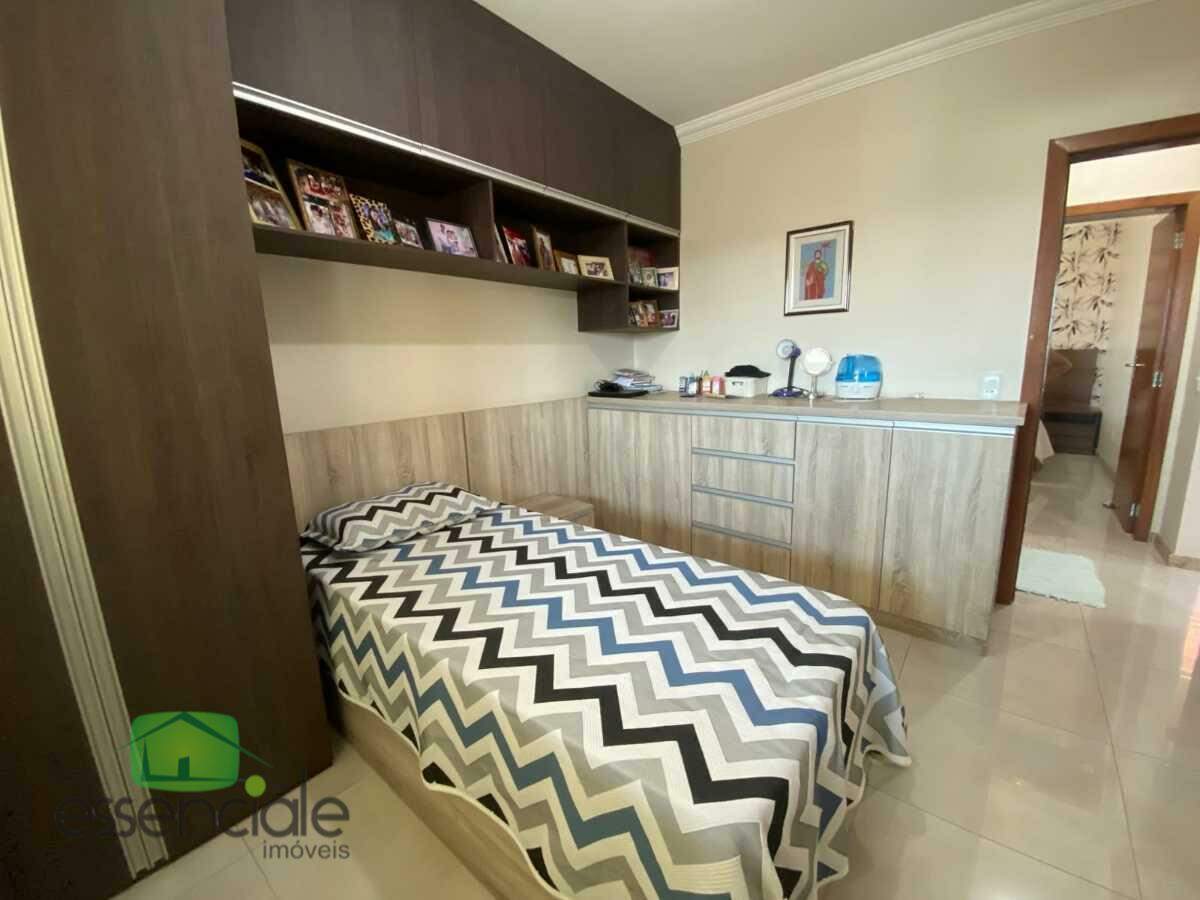 Casa de 336m² com 4 quartos sendo 1 suíte no bairro Bandeirantes à venda por R$ 960.000