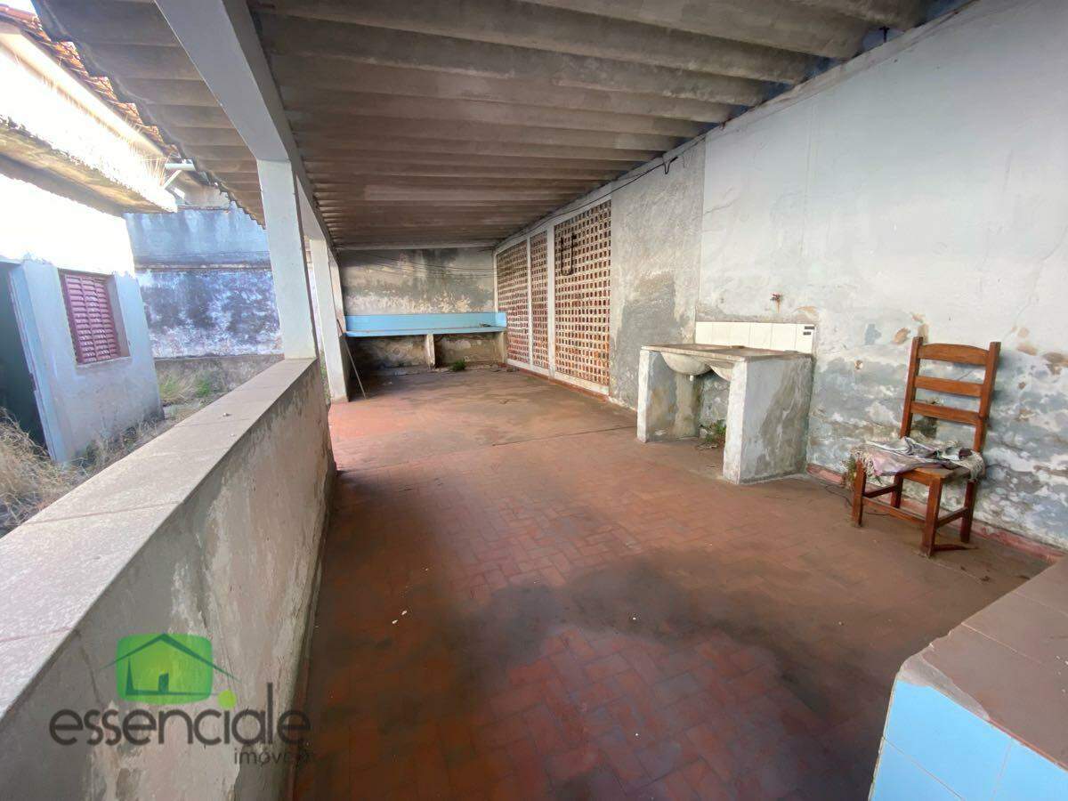 Casa de 360m² com 2 quartos no bairro Bandeirantes à venda por R$ 450.000