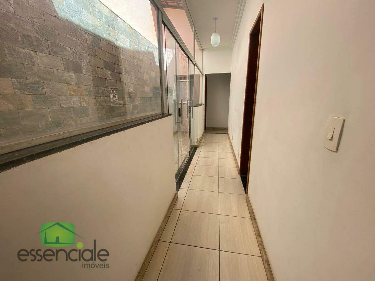 Casa de 210m² e 3 quartos no bairro Jardim Riacho das Pedras à venda por R$ 950.000