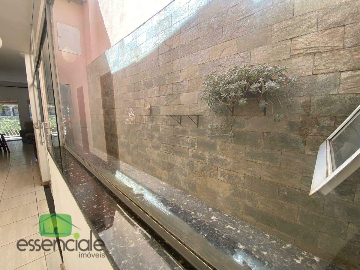 Casa de 210m² e 3 quartos no bairro Jardim Riacho das Pedras à venda por R$ 950.000