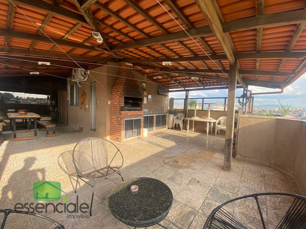 Cobertura de 182 m² e 4 quartos no bairro Santa Cruz à venda por R$ 745.000