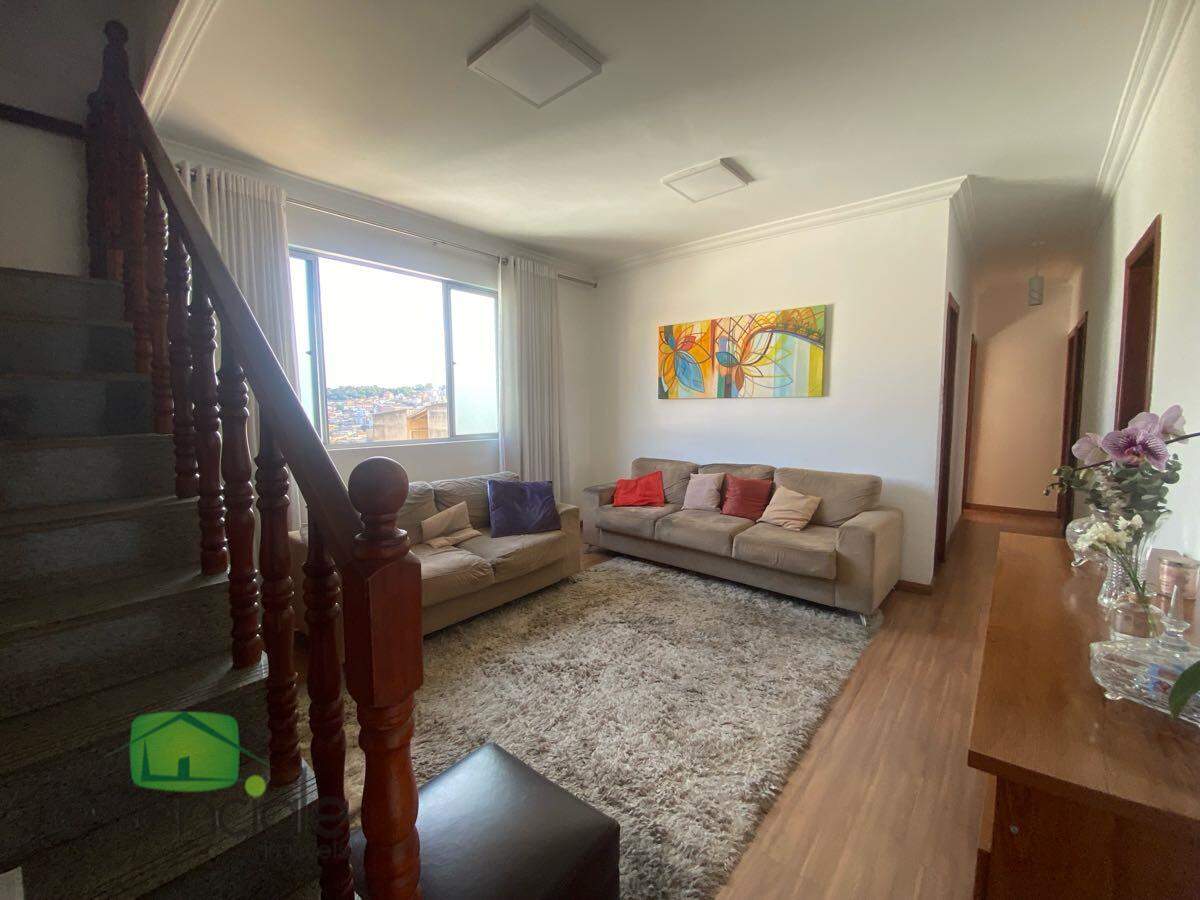 Cobertura de 182 m² e 4 quartos no bairro Santa Cruz à venda por R$ 745.000