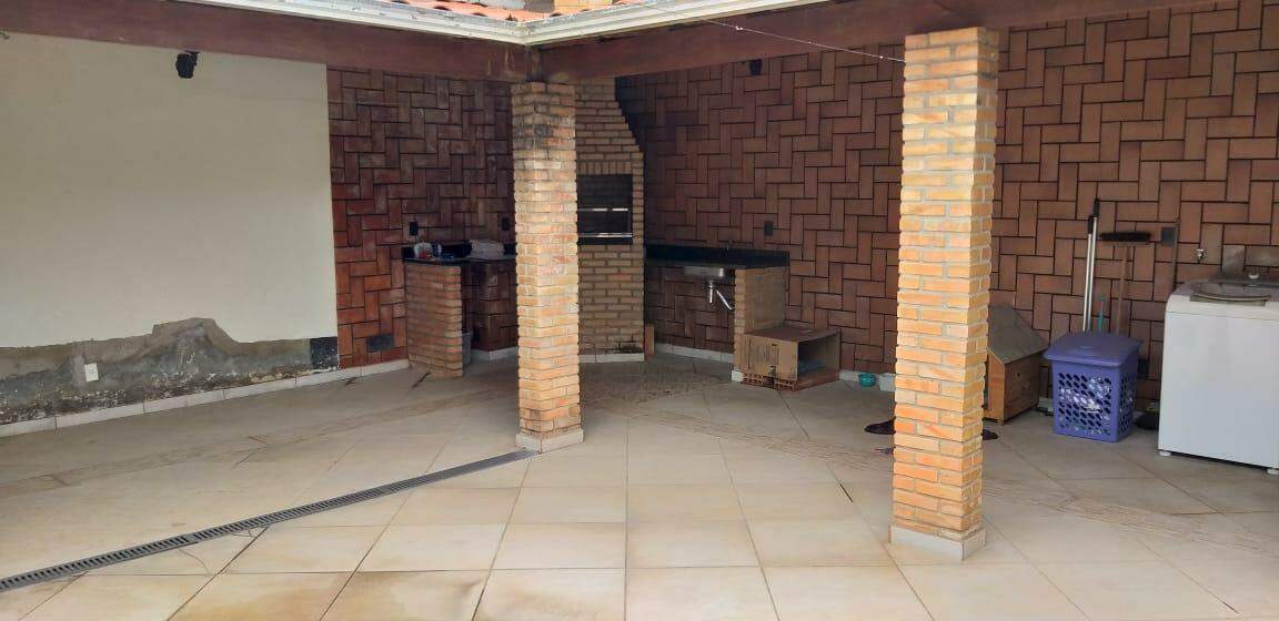 Casa com 3 quartos, suíte, varanda e churrasqueira – 2 vagas, excelente localização