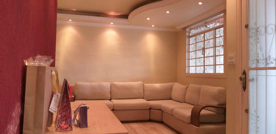 Casa com 3 quartos, suíte, varanda e churrasqueira – 2 vagas, excelente localização