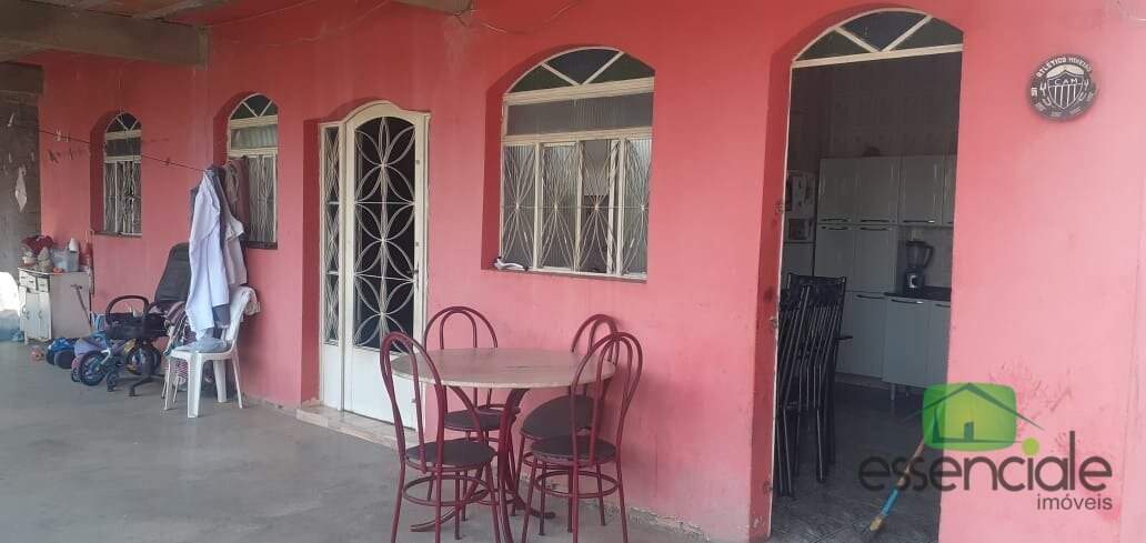 Casa à venda no bairro Universal em Betim – 3 quartos, terraço e lote de 360m²