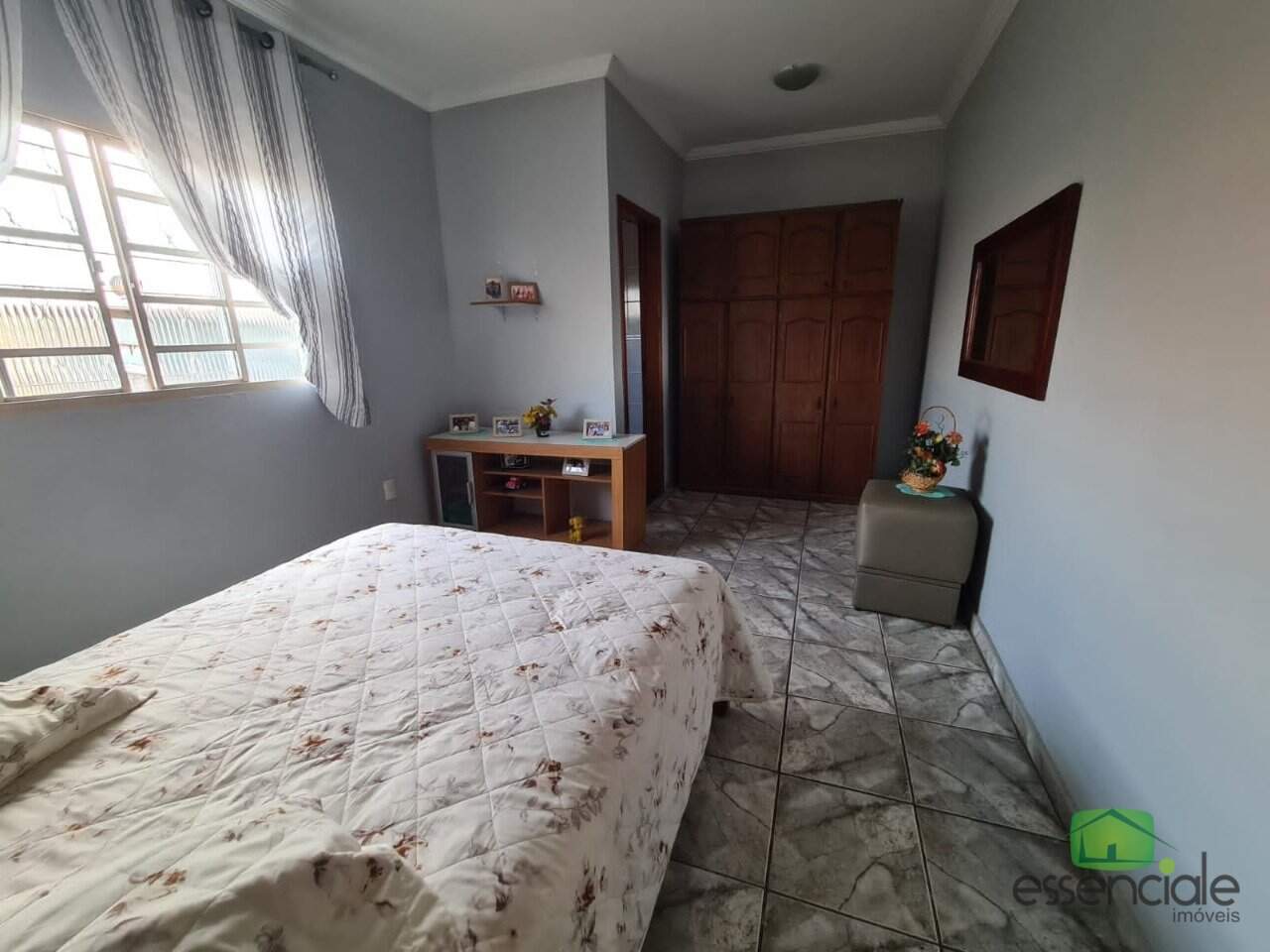 Prédio misto com lojas alugadas e residências – renda garantida e excelente localização