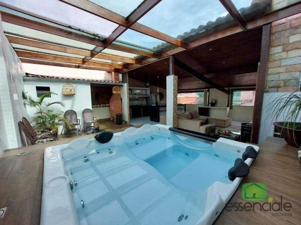 Casa de esquina com 4 quartos, suíte com hidromassagem e espaço gourmet – 6 vagas de garagem
