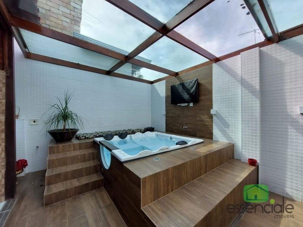 Casa de esquina com 4 quartos, suíte com hidromassagem e espaço gourmet – 6 vagas de garagem