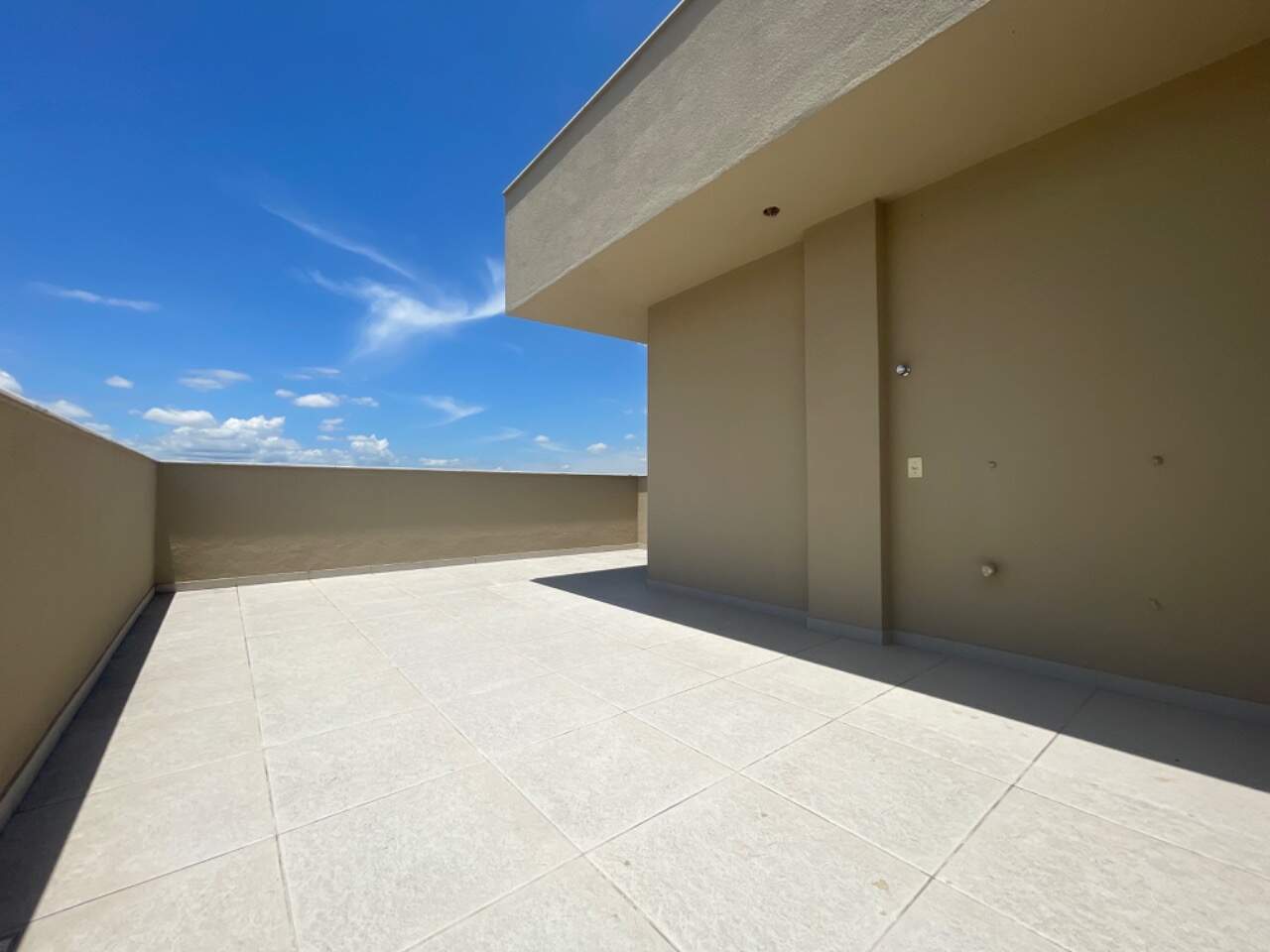 Cobertura à Venda no Bairro Cândida Ferreira, Contagem – 3 Quartos, Terraço e 2 Vagas!