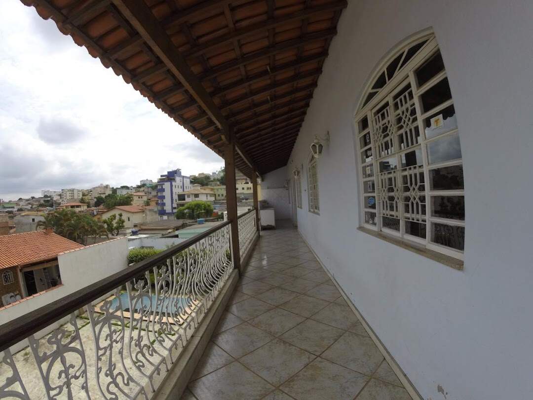 Casa à Venda no Bairro Riacho das Pedras – 3 Quartos, Piscina e Lojas Comerciais!