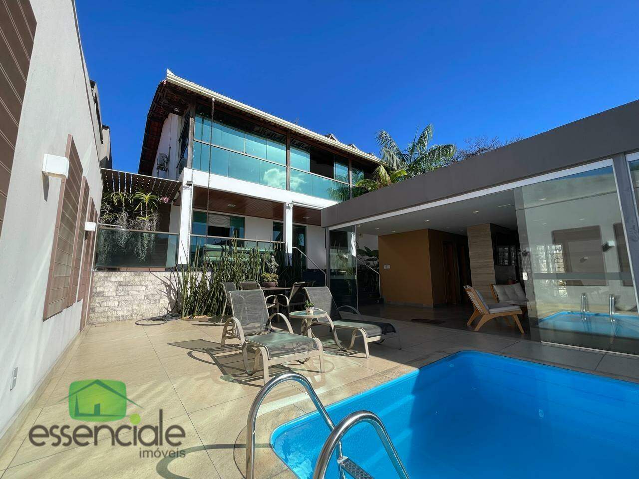 Casa de Alto Padrão 4 Quartos | Piscina Aquecida | Espaço Gourmet | 6 Vagas | Centro de Contagem | Porteira Fechada