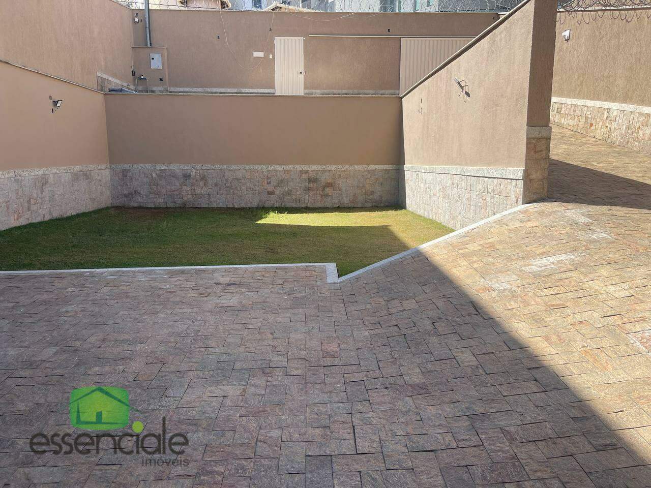 Casa à venda com 3 quartos em lote de 360m² no Bairro Europa – Contagem