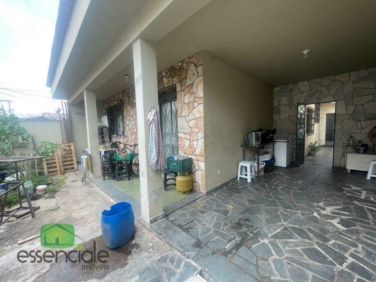 Casa à venda com 3 quartos e 2 barracões no quintal – Contagem