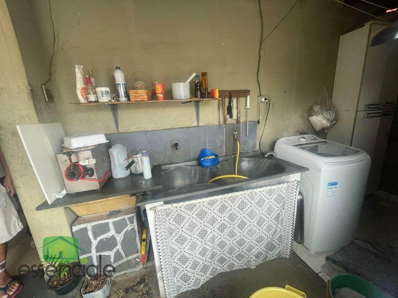 Casa à venda com 3 quartos e 2 barracões no quintal – Contagem