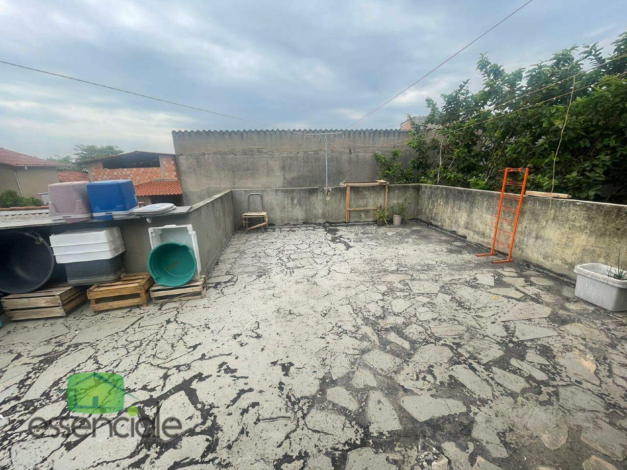 Casa à venda com 3 quartos e 2 barracões no quintal – Contagem