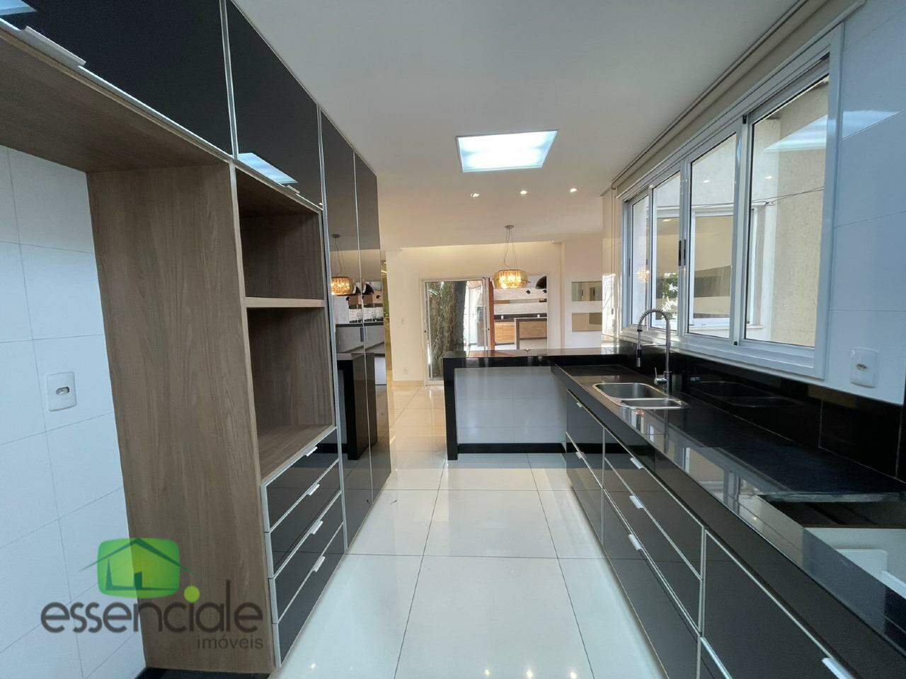 Casa à venda em condomínio na região central de Contagem – 4 quartos, suítes e lazer completo!
