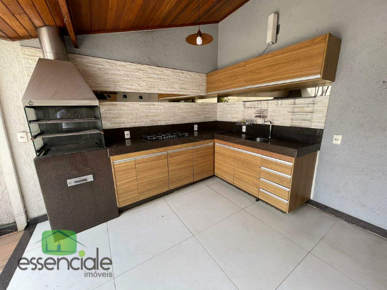 Casa à venda em condomínio na região central de Contagem – 4 quartos, suítes e lazer completo!