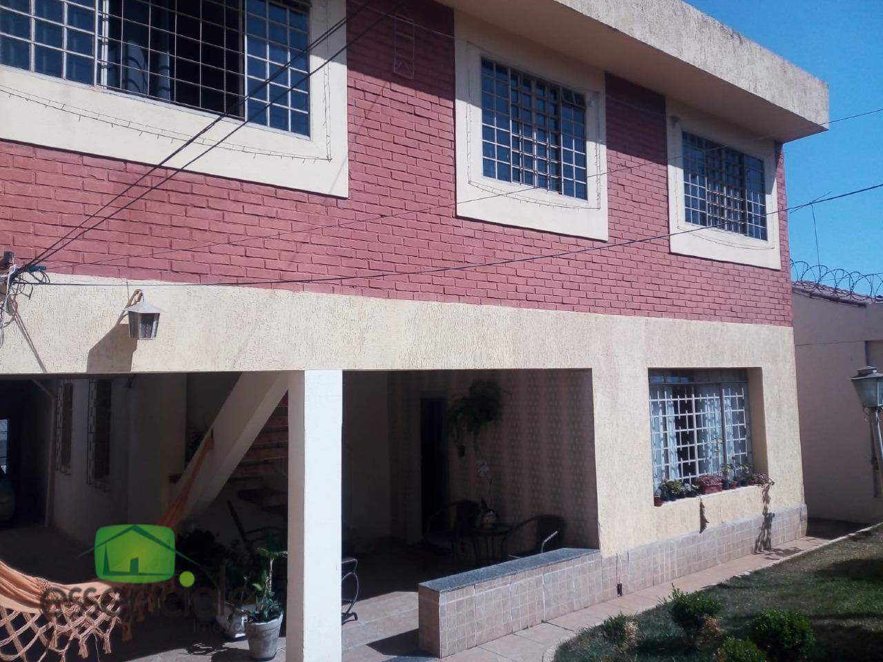 Casa 5 Quartos, 4 Vagas - Próximo Colégio Santo Agostinho no Jardim Riacho em Contagem/MG