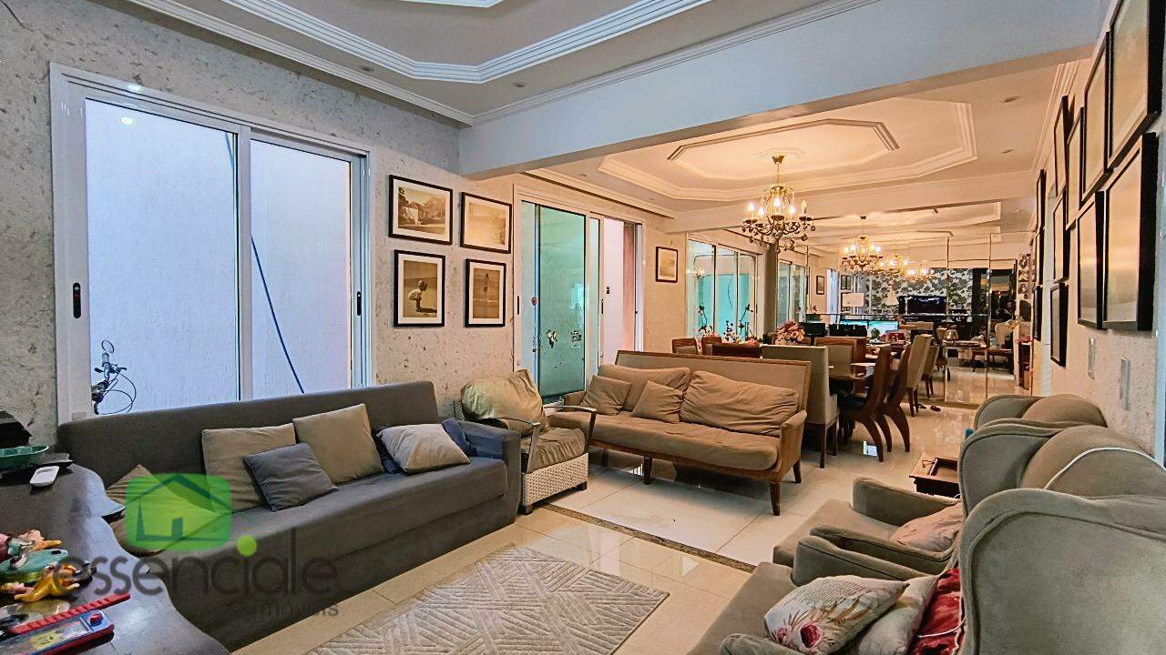 Casa 04 quartos sendo uma suíte master e uma suíte júnior.