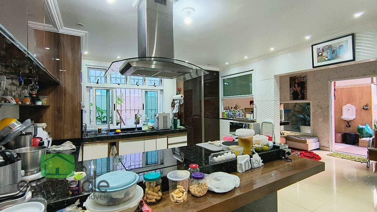Casa 04 quartos sendo uma suíte master e uma suíte júnior.