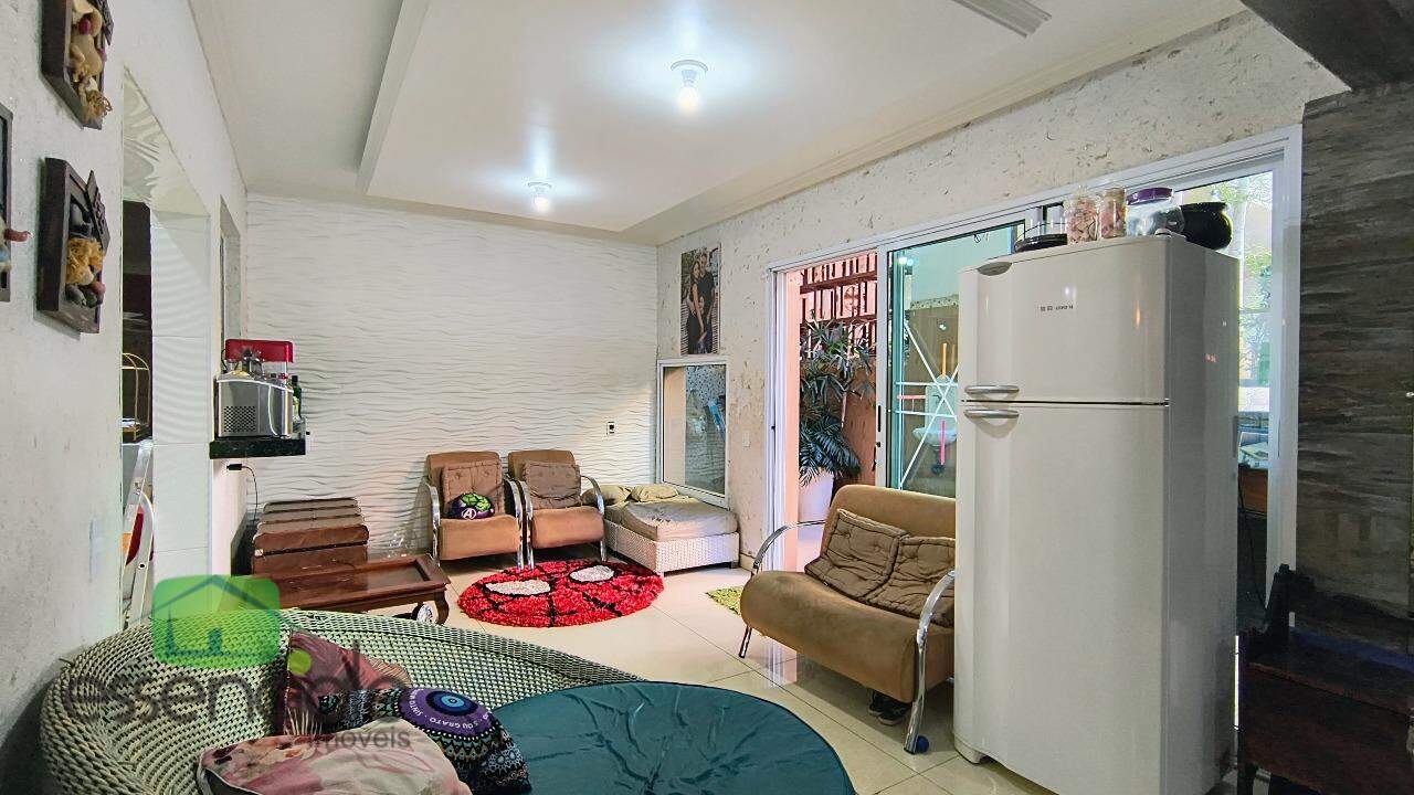 Casa 04 quartos sendo uma suíte master e uma suíte júnior.