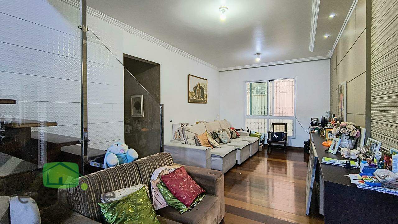 Casa 04 quartos sendo uma suíte master e uma suíte júnior.