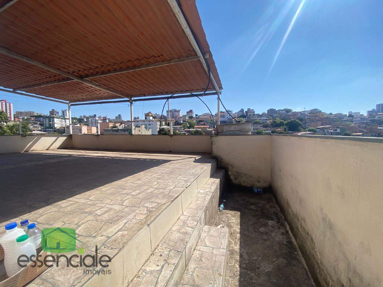 Casa com 5 moradias no fundo á venda no bairro Santa Cruz Industrial por R$870mil