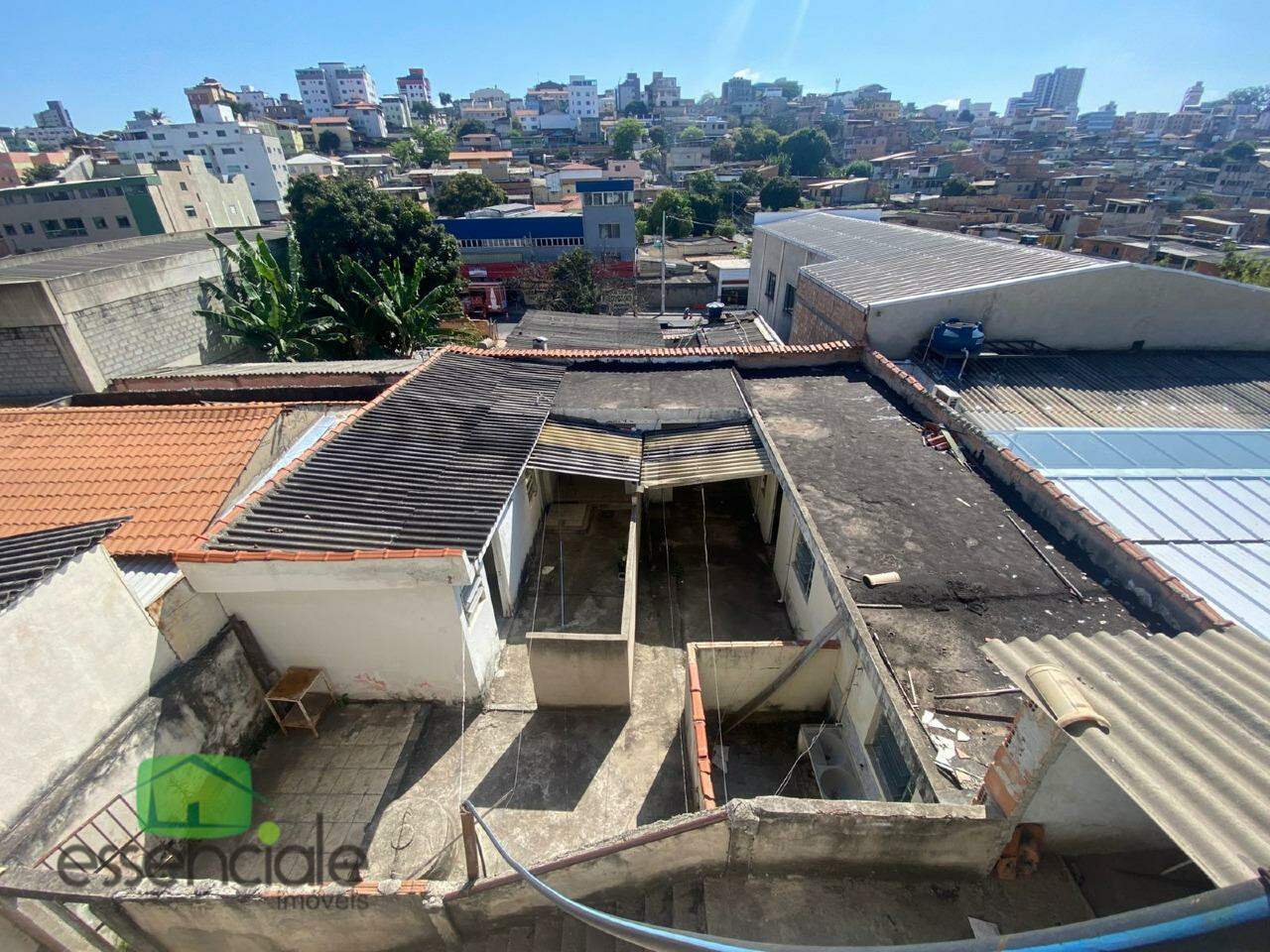 Casa com 5 moradias no fundo á venda no bairro Santa Cruz Industrial por R$870mil