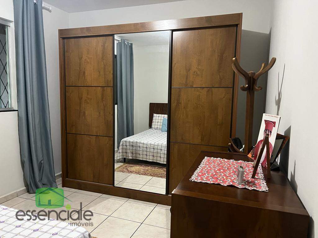 Casa com 3 Quartos e 1 banheiro à Venda, 360 m² por R$ 850.000