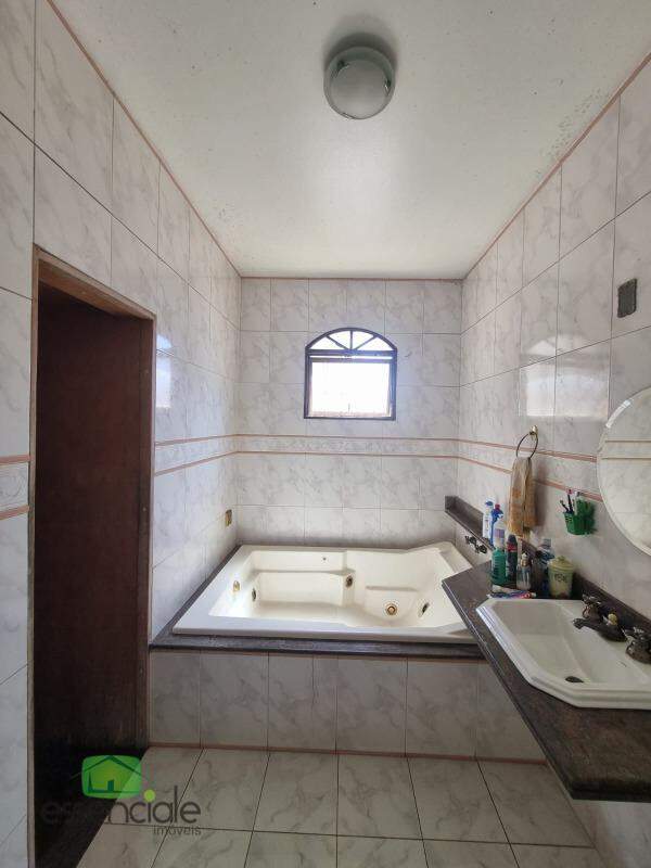 Alugo Casa 6 quartos, Suíte no Bairro Três Barras em Contagem/MG