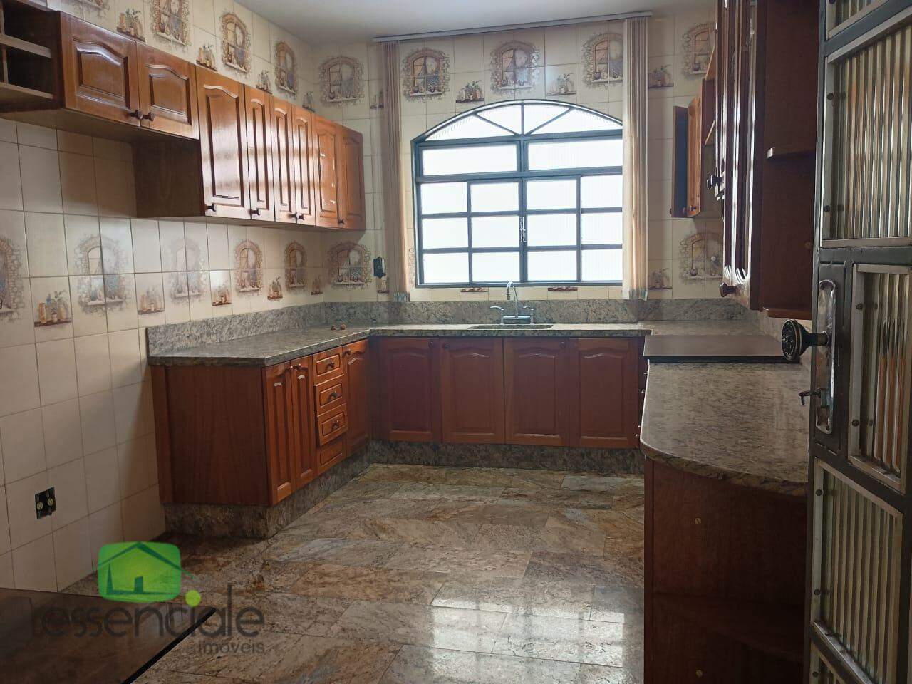 Casa comercial com 8 salas cento de contagem