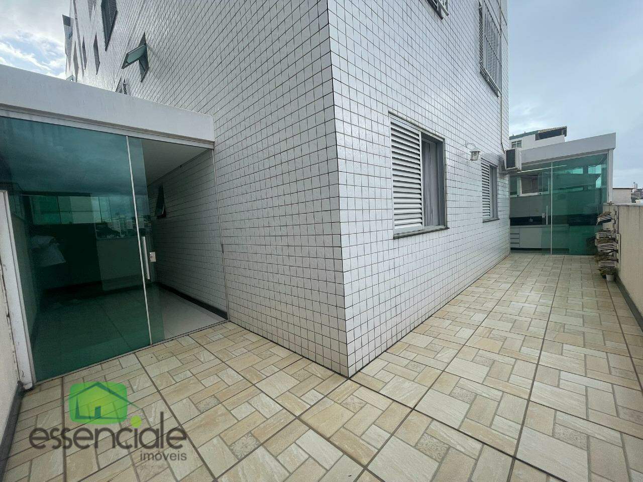 Área privativa em U 3 quartos 3 vagas bairro jardim Vera Cruz (inconfidentes) a venda por 800mil