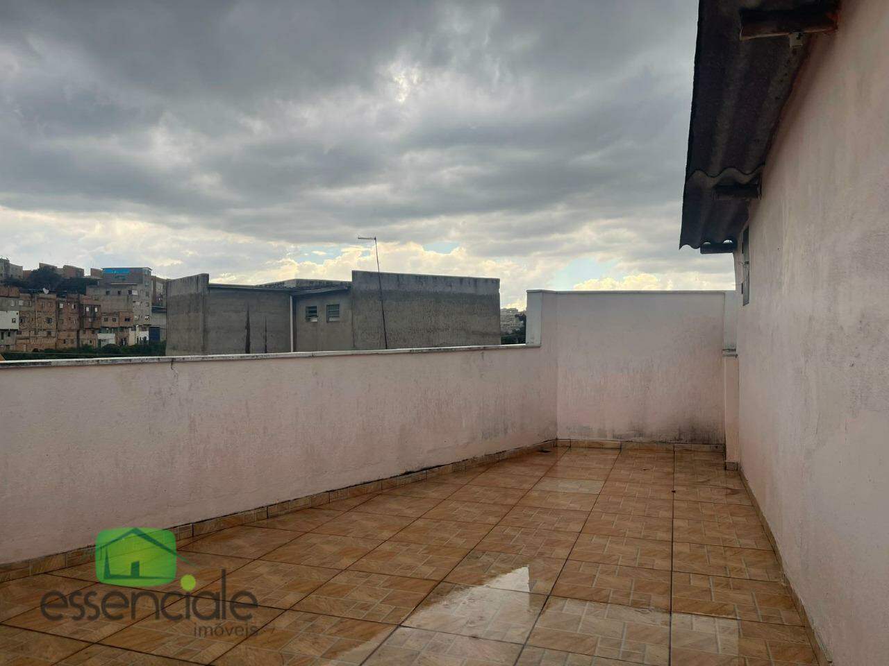 Alugp Casa com 3 quartos e terraço para alugar Bairro Olaria/Barreiro R$ 2.500,00
