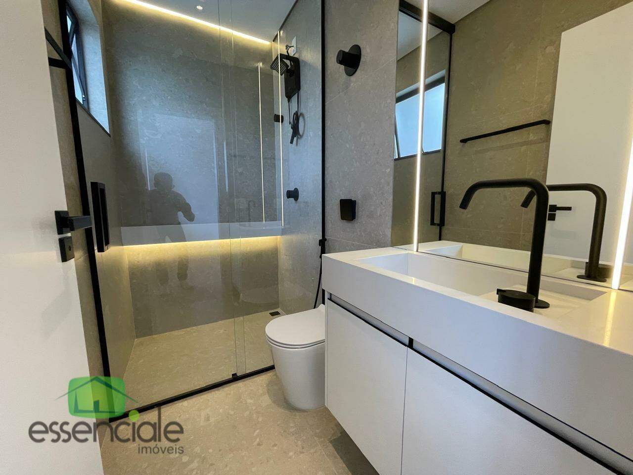 Casa de Luxo em Condomínio | 4 Suítes, Piscina com Borda Infinita, Sauna e 6 Vagas – Estância do Lago
