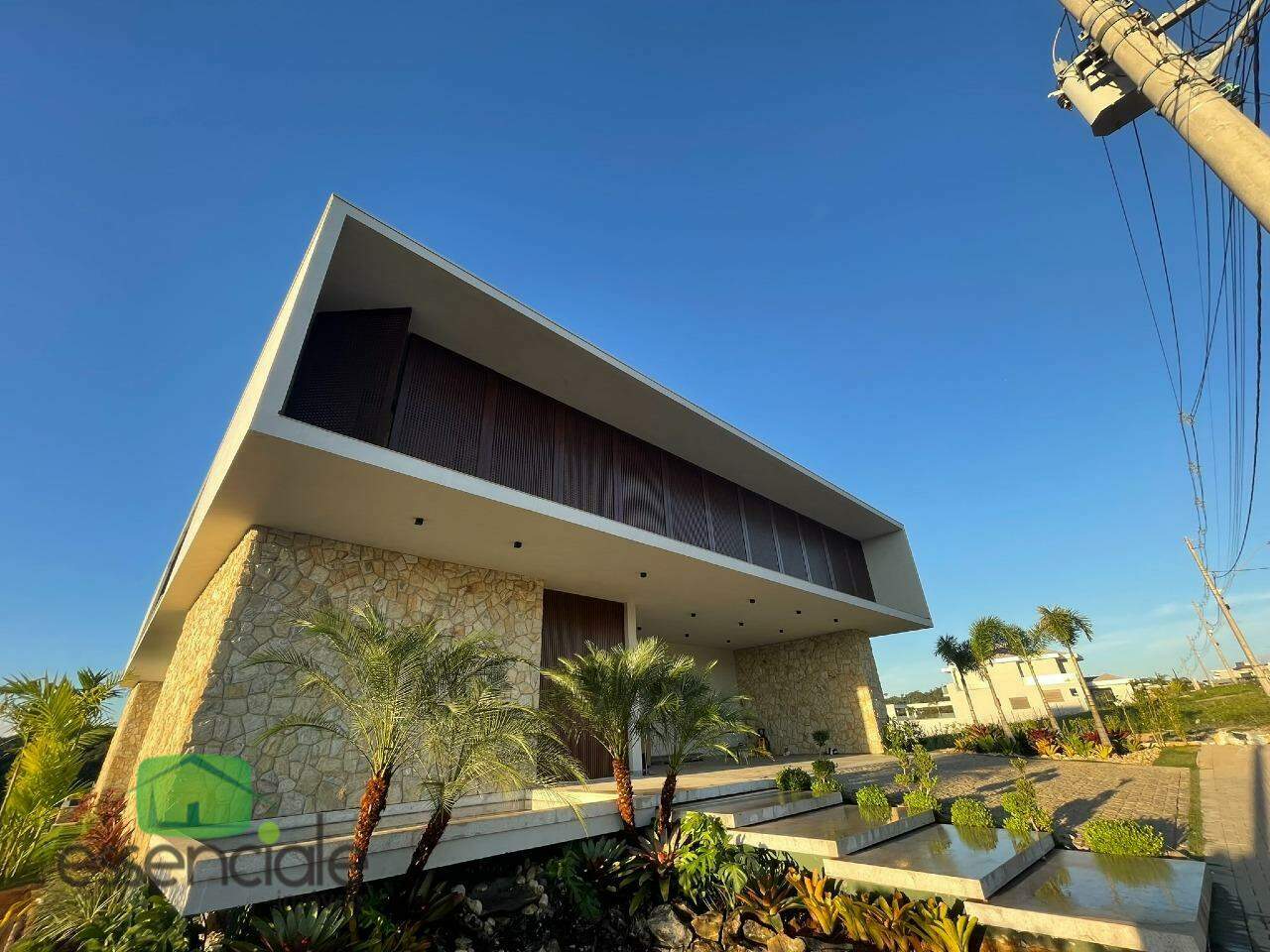 Casa alto padrão em condomínio 4 suítes 6 vagas à venda de porteira fechada por R$ 10.990.000,00.