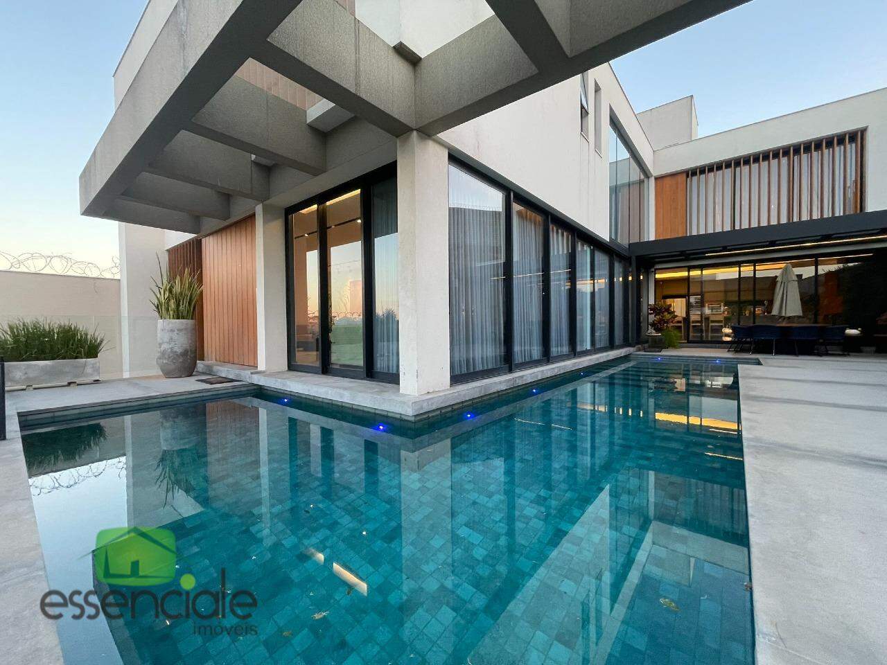 Casa de Alto Padrão em Condomínio | 500 m² | 4 Suítes | 6 Banheiros | 8 Vagas | Porteira Fechada | R$ 6.900.000 ?? Valor: R$ 6.900.000,00 (Porteira F